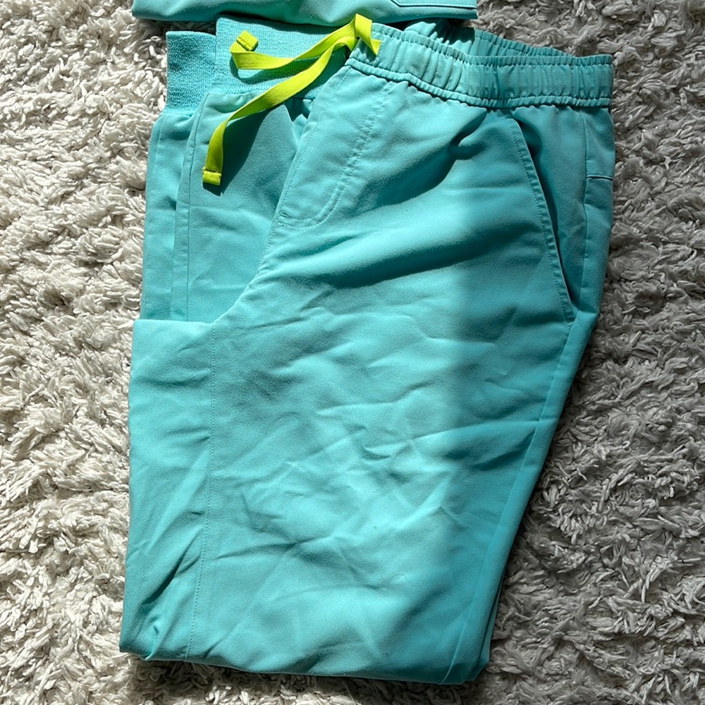 Mens Medium Teal Figs Scrub Set with Tansen Joggers and Three Pocket Tee